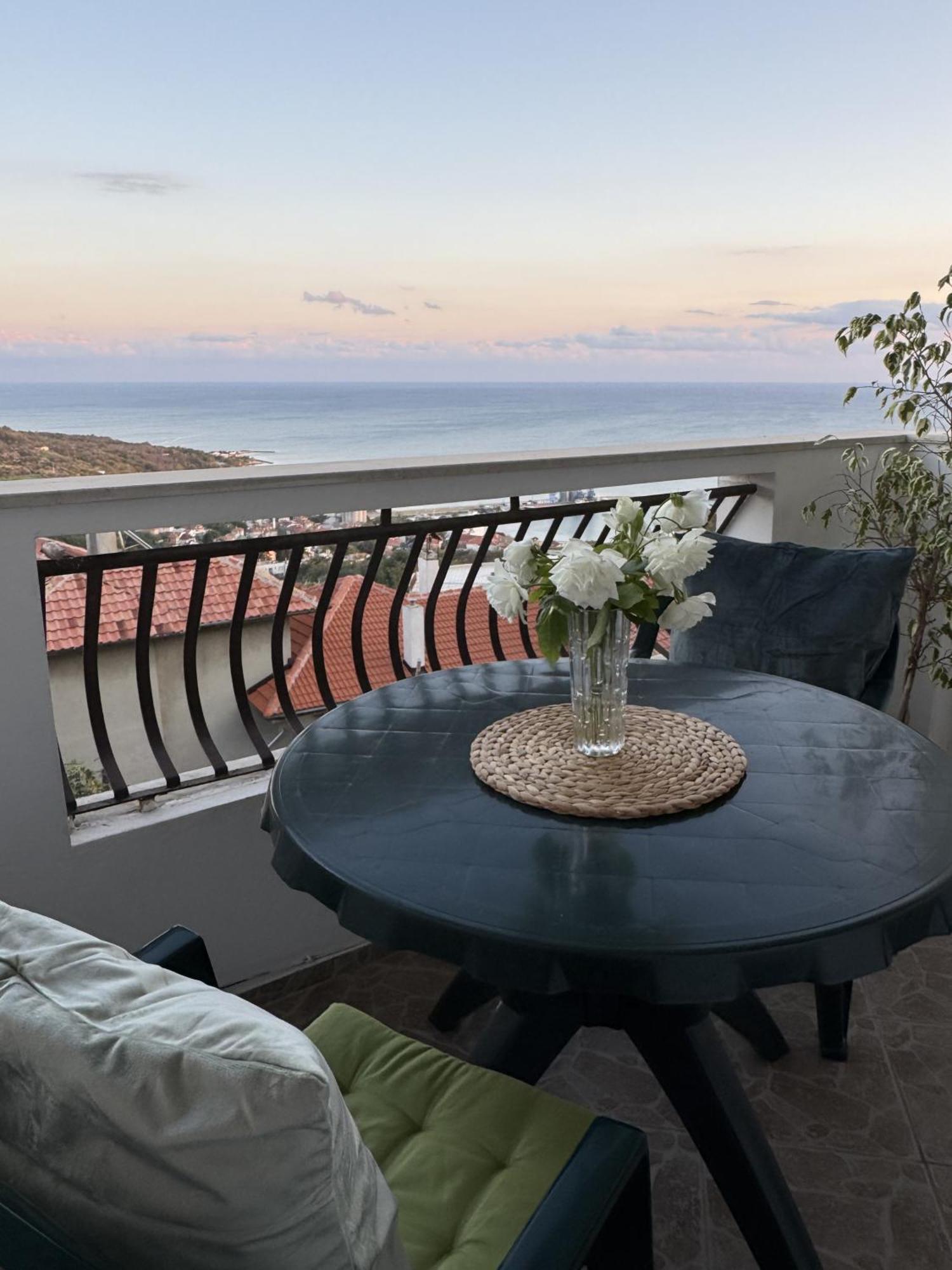 Kakavanen'S Sea View Apartment بالشيك المظهر الخارجي الصورة